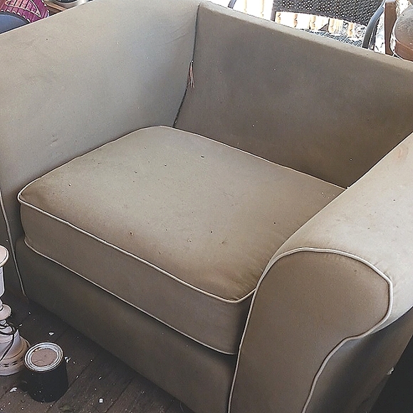 A one piece couch - Picture 1 of 2